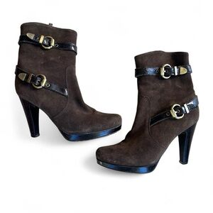 Elegant Brown Ankle Boots with Buckle Detail